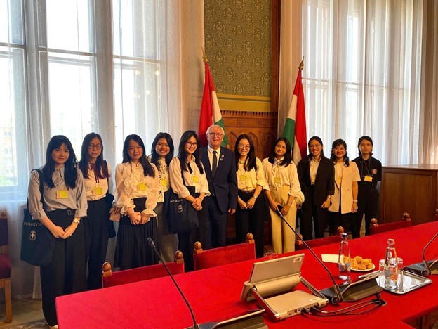 Sinh viên Trường Đại học Luật Hà Nội tham gia Khóa học hè Quốc tế tại Hungary, tháng 6/2025. (ảnh: HLU)