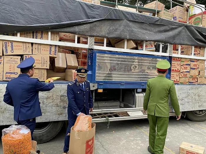 Lực lượng chức năng tỉnh Yên Bái kiểm tra số hàng hóa vi phạm không rõ nguồn gốc trong vụ việc. (Ảnh: Thế Minh).