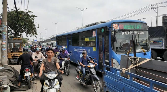 Giao thông qua khu vực gặp nhiều khó khăn (Ảnh: Nguyễn Hảo)