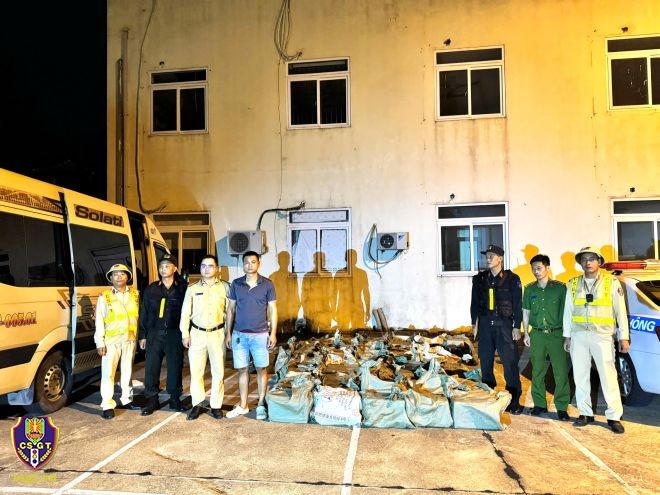 CSGT phát hiện xe khách chở hàng trăm bình khí nghi là “khí cười” không rõ nguồn gốc.