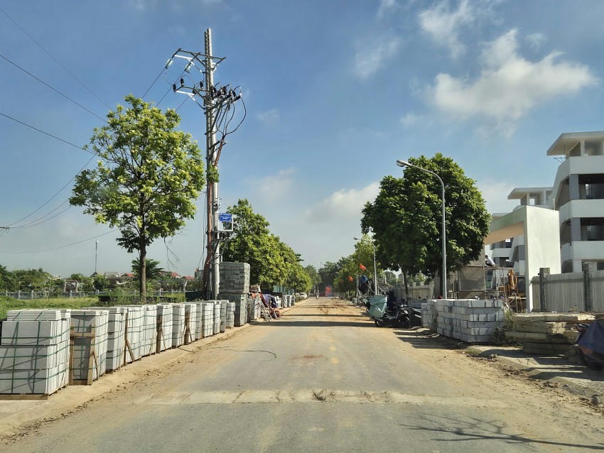 Lối dẫn vào trường ngổn ngang gạch lát để 2 bên vỉa hè, đất cát rơi vãi phủ kín đường.