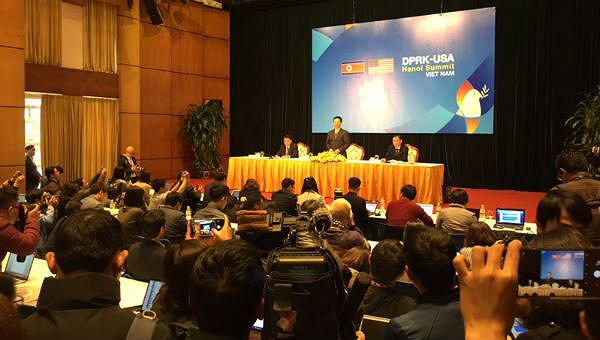 Bộ trưởng Thông tin và Truyền thông Nguyễn Mạnh Hùng phát biểu tại họp báo.