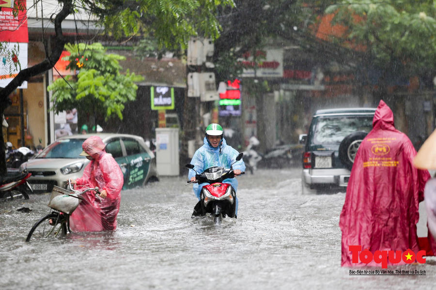 Hà Nội: mưa lớn chưa đến 30 phút, nhiều tuyến phố ngập sâu trong biển nước11