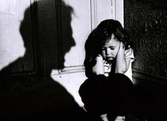 Nghi án gã đàn ông cưỡng bức cô bé hàng xóm. (Ảnh minh họa)