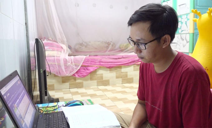 Lực lượng Công an phát hiện đối tượng Trần Hoàng Triết tại quán cà phê “Sài Gòn” trên Tỉnh lộ 943, thuộc khóm Tây Khánh 4, phường Mỹ Hòa (Long Xuyên, An Giang) đang sử dụng các trang mạng cá cược trên Internet, để tổ chức cá cược bóng đá cho nhiều người tham gia. (Ảnh Tiến Tầm)