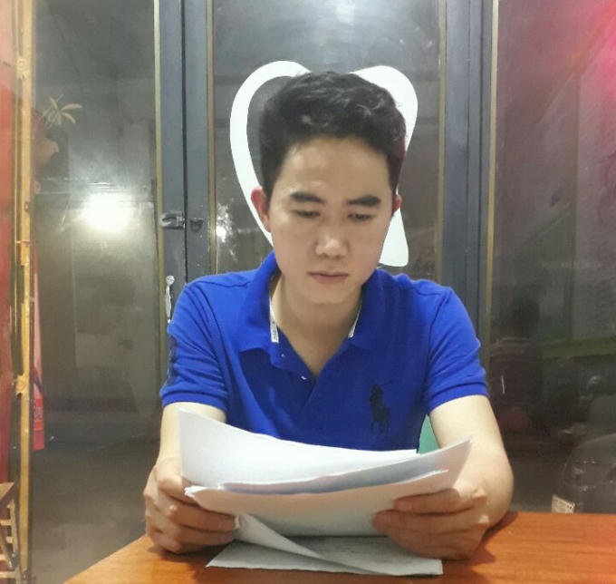 Anh Hà Văn Huân cùng hồ sơ vụ việc.
