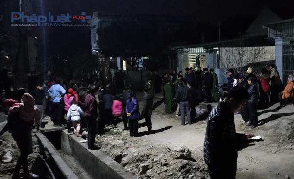 Công an Thanh Hóa tiến hành thực nghệm hiện trường vụ bà nội gây ra cái chết cho cháu bé. (Ảnh: A.Thắng)