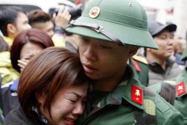 Những cái ôm cuối cùng trước khi tiễn đưa người lính lên xe...