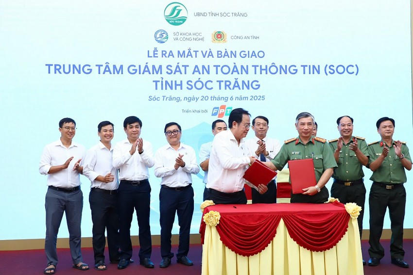 Công an tỉnh và Sở Khoa học và Công nghệ ký kết bàn giao. Ảnh: Nguyễn Hoàng