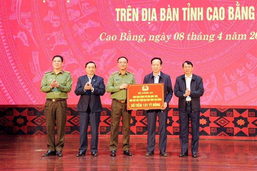Thứ trưởng Phạm Thế Tùng bàn giao kinh phí 131 tỷ đồng của Bộ Công an để tỉnh Cao Bằng triển khai chương trình xóa nhà tạm, nhà dột nát.