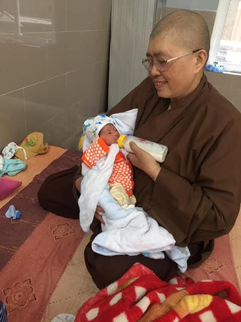 Em bé bị bỏ rơi vào rạng sáng ngày 30 Tết vừa qua trong vòng tay yêu thương của Thầy Đàm Lan.