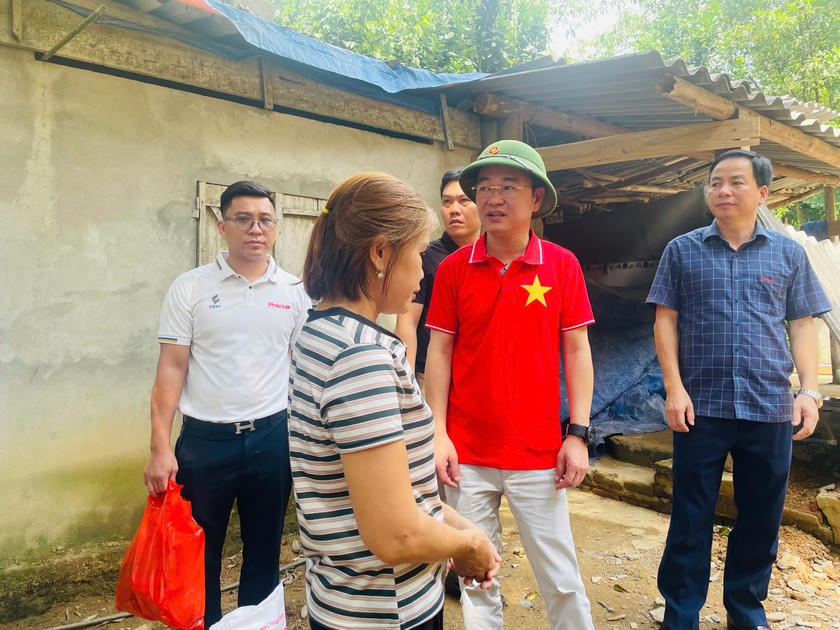 Đoàn công tác báo Pháp luật Việt Nam đến thăm một gia đình bị sạt lở đất mất toàn bộ ngôi nhà.