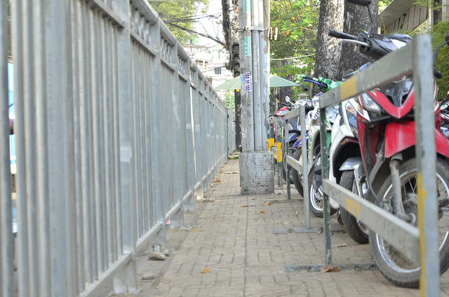 Vỉa hè đường Thuận Kiều bị thu hẹp do bãi giữ xe 2 bánh.