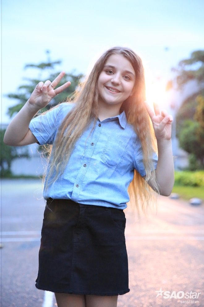 Bố Milana là cơ trưởng của một hãng hàng không tại Việt Nam. Tất cả các thành viên trong gia đình Milana vì công việc của bố nên đã chuyển đến Hà Nội sinh sống.