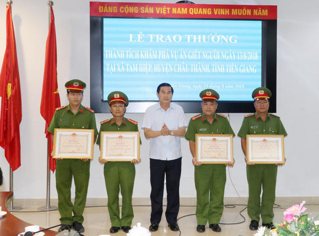 Các tập thể được nhận bằng khen