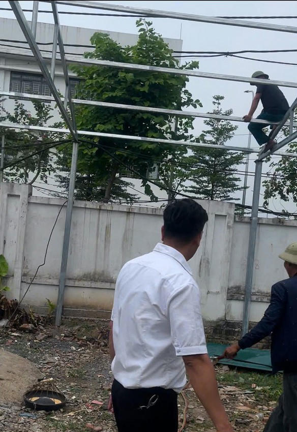 Lực lượng chức năng xã Bình Minh tiến hành phá dỡ công trình nhà ông Tuấn.