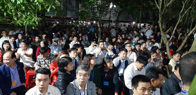 Cảnh ngồi la liệt của các vị đại biểu, khách mời sẽ làm cho buổi lễ bên trong đền có phần trang nghiêm khi buổi Lễ được bắt đầu.