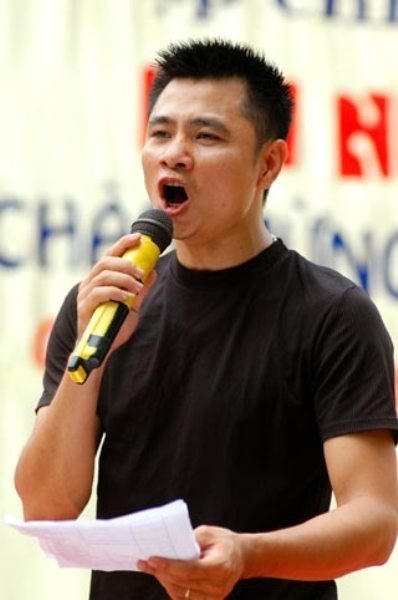 Tự Long từng làm thợ mộc và lơ xe trước khi nổi tiếng. Ảnh: internet.