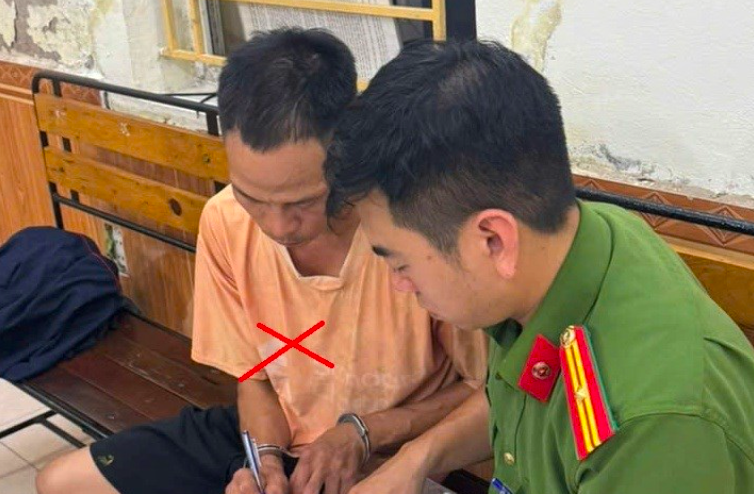 Đối tượng Phạm Văn Trường (áo vàng) tại cơ quan Công an. Ảnh: Công an Hải Phòng.