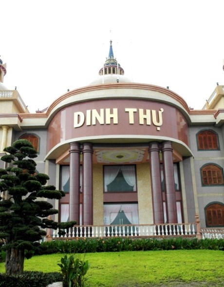 Dinh thự của đại gia Trầm Bê có năm chóp, tọa lạc trong một khuôn viên rộng.