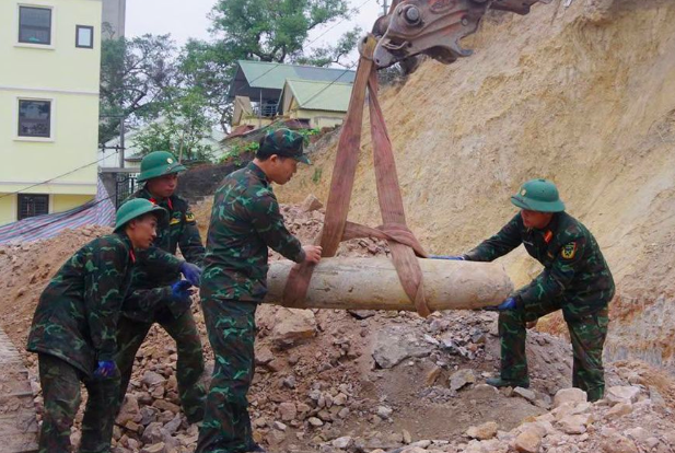 Lực lượng chức năng tiến hành di dời quả bom đến nơi huỷ nổ an toàn. Ảnh: Bộ Chỉ huy quân sự tỉnh Quảng Ninh