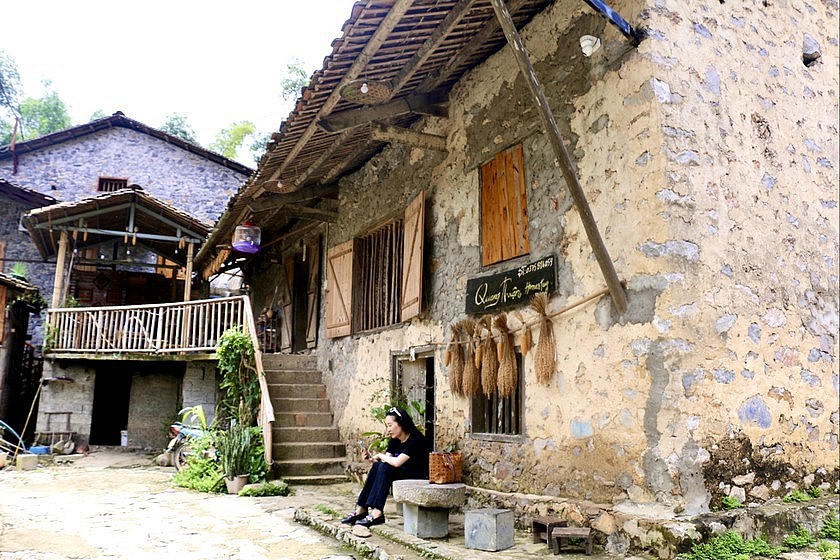 Du khách tận hưởng vẻ yên bình nơi làng đá cổ kính. (Ảnh: Lê Hanh)