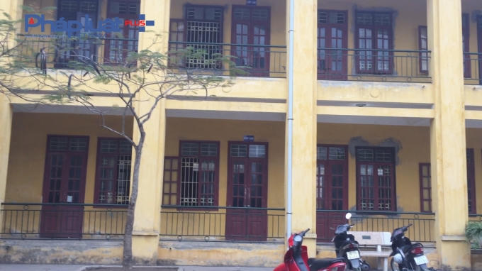 Toàn bộ phòng học cửa đóng then cài.