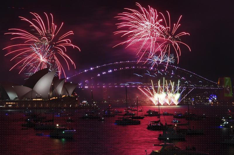 Pháo hoa bùng nổ trên Nhà hát Opera Sydney và Cầu Harbour khi vào Giao thừa 2021 đón năm mới 2022. Ảnh: AP