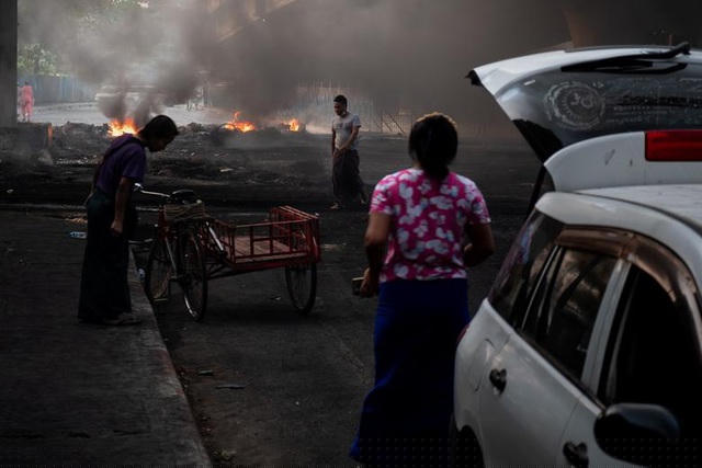 Một con phố ở Yangon, Myanmar ngập tràn khói lửa ngày 16/3 (Ảnh: Reuters).