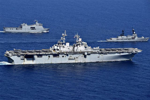 Các tàu đổ bộ USS Wasp chở theo các máy bay chiến đấu F-35B.