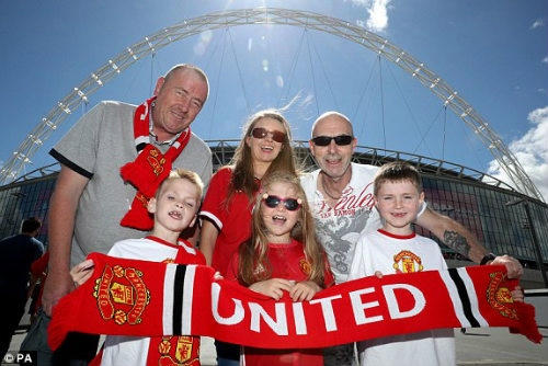 Cổ động viên MU hào hứng trướng trận đấu.