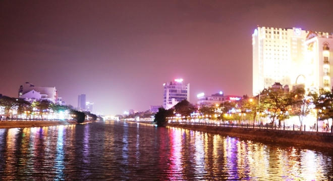 Sau khi được cải tạo, chỉnh trang, hồ Tam Bạc nằm trong dải vườn hoa trung tâm thành phố trở nên đẹp và lung linh hơn.