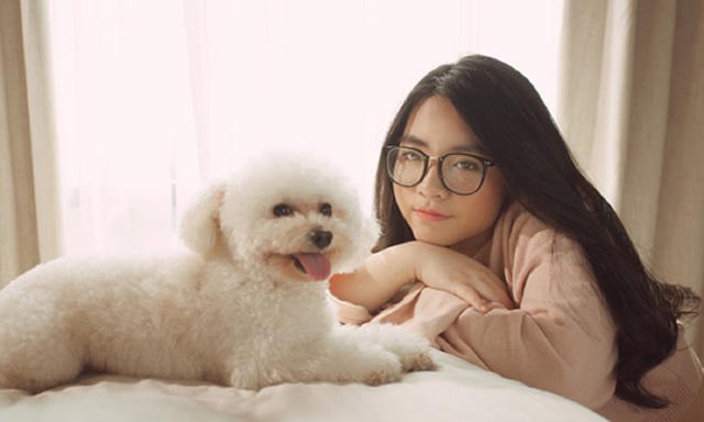 Thừa hưởng nhan sắc của mẹ, Gia Bảo càng lớn càng xinh như người mẫu với đường nét gương mặt hài hòa, làn da mịn màng căng bóng. Hiền Thục từng chia sẻ, con gái có cá tính mạnh mẽ, tự lập và ở nhà, cả hai như đôi bạn thân.