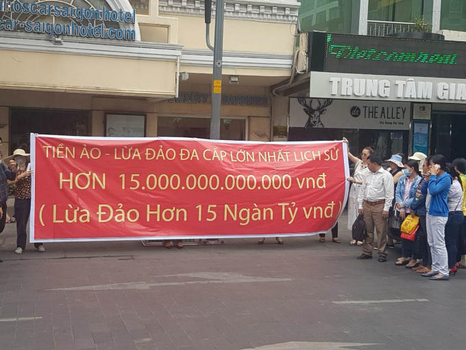 Người dân căng băng rôn kêu cứu vị bị lừa 15 nghìn tỷ đồng.