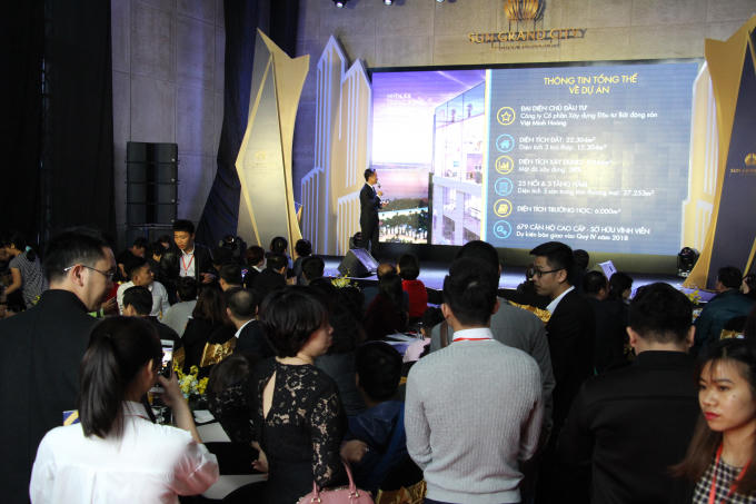 Khách nghe thuyết trình Sun Grand City Ancora Residence.
