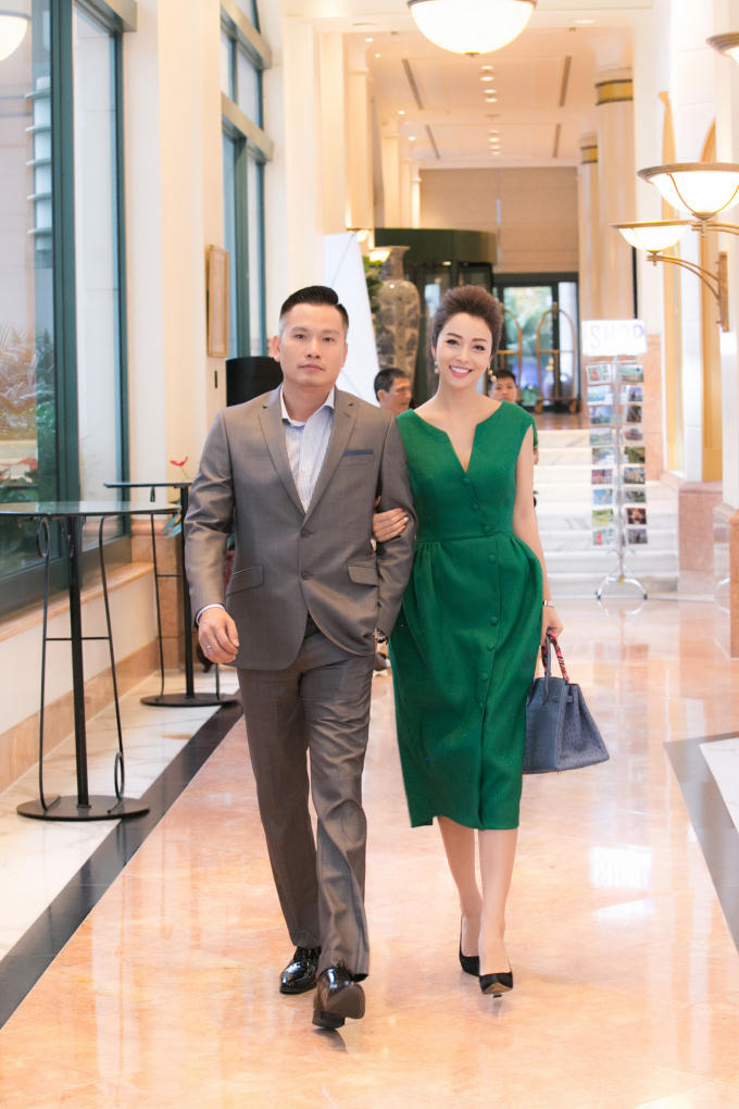 Hoa hậu Jennifer Phạm xuất hiện đẹp đôi cùng ông xã