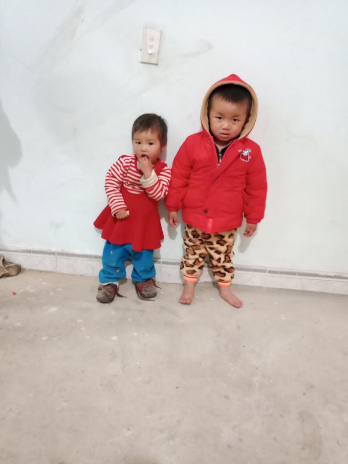 Hai bé Tráng Xuân Trường và bé Tráng Thị Liên con Vàng Thị Dung thiếu sự chăm sóc của mẹ.