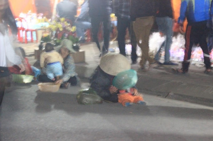 Đội ngũ "cái bang" tụ tập thành nhóm trên các tuyến đường dẫn vào đền Thiên Trường.