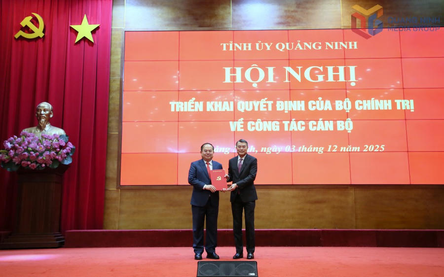 Đồng chi Lê Minh Hưng, Ủy viên Bộ Chính trị, Bí thư Trung ương Đảng, Trưởng Ban Tổ chức Trung ương, trao Quyết định cho tân Bí thư Tỉnh ủy Quảng Ninh Quản Minh Cường.