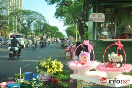 Giỏ hoa hồng giá 350.000 đồng, đây là mặt hàng đắt khách nhất dịp Valentine.