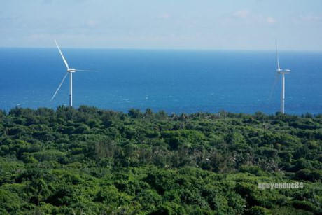 Tua-bin gió tao ra nhiệt điện.