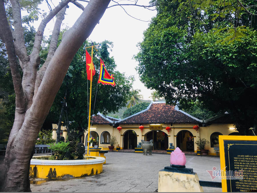 An Sơn Miếu - nơi thờ bà Phi Yến (tên tục là Lê Thị Răm), vợ vua Nguyễn Ánh (triều Nguyễn).