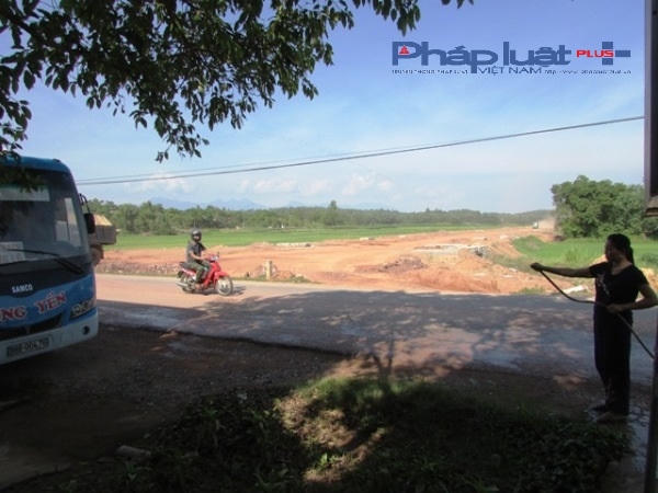 Người dân tưới nước cả ngày, nhưng đường đâu lại vào đấy