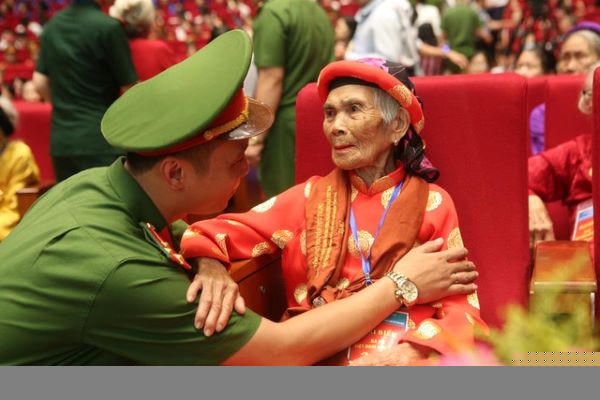 Chương trình Gặp mặt Bà mẹ Việt Nam Anh hùng toàn quốc năm 2020 đã được tổ chức tại Trung tâm Hội nghị quốc gia Mỹ Đình sáng 25/7.