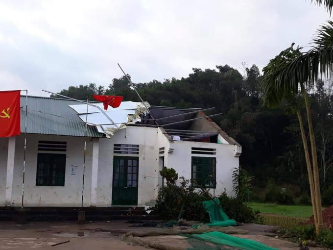 Nhiều nhà dân và hội trường thôn tại xã Tân Bắc, huyện Quang Bình (Hà Giang) bị tốc mái, tốc nóc.