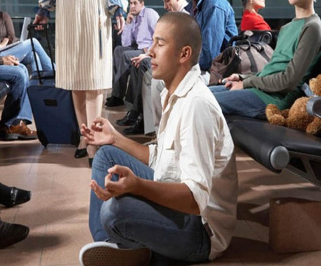 Cũng có không ít hành khách tranh thủ thời gian lên máy bay để tập yoga.