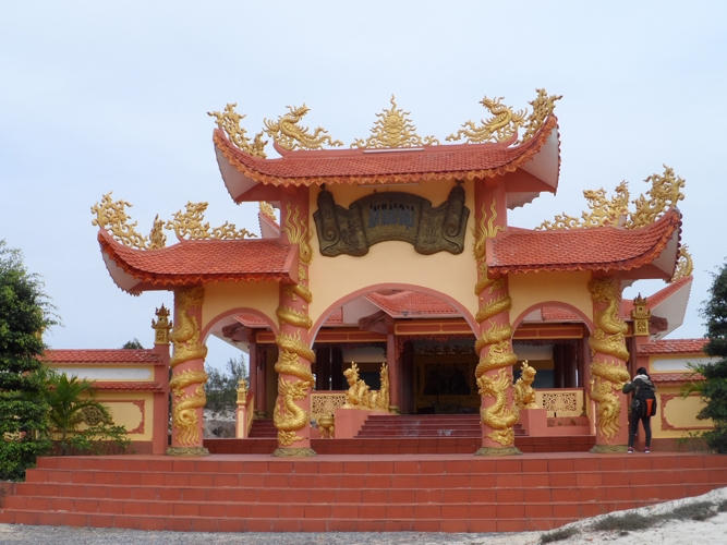 Cận cảnh lăng mộ cụ bà.