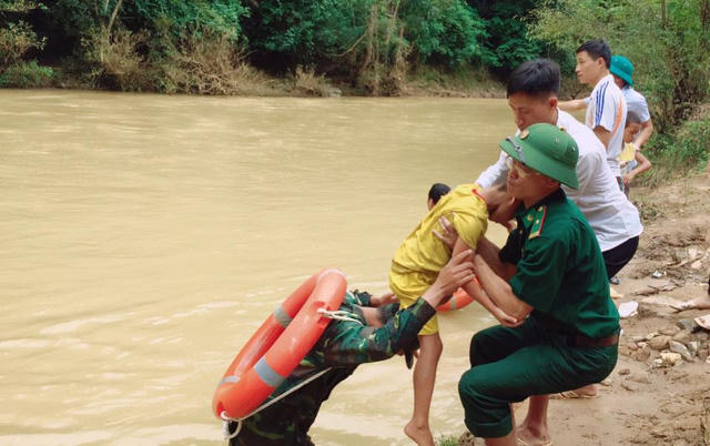 Trong hình là Thiếu tá Phạm Anh Tuấn - Phó Đồn trưởng Đồn Biên phòng Huổi Puốc.