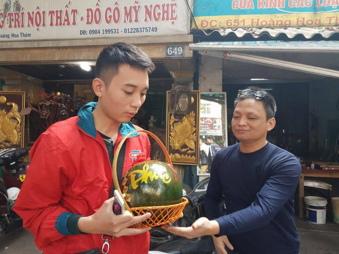 Những cặp dưa hấu trưng tết được trang trí đa dạng càng làm cho không khí Tết thật đầm ấm, tươi vui.
