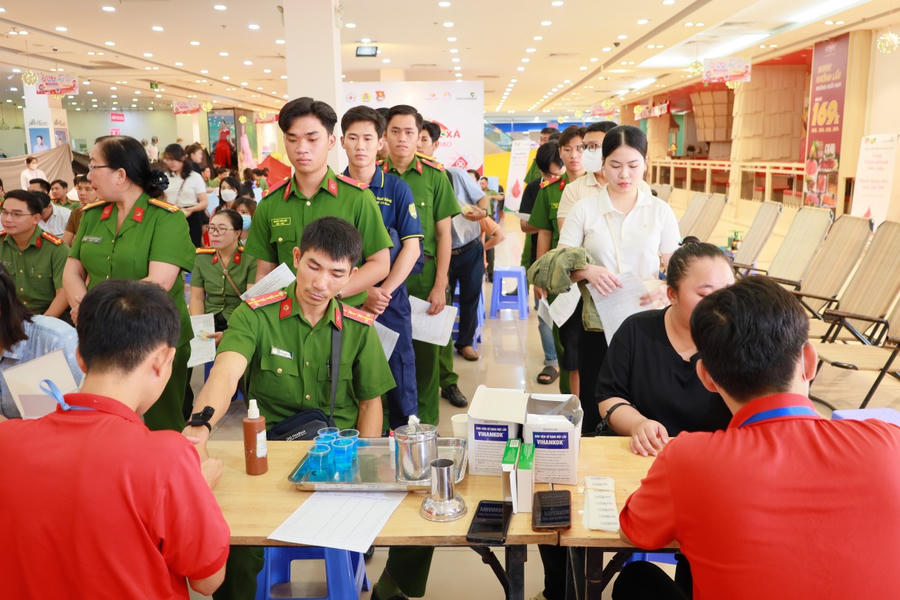 Đông đảo cán bộ, chiến sĩ Công an tỉnh Cà Mau có mặt từ sớm để đăng ký hiến máu tình nguyện.